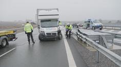 Tragická nehoda na dálnici D11. Řidič v nemocnici zemřel