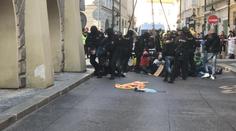 Sněmovna v obležení demonstrantů. Policisté zadrželi desítky lidí