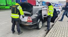 Muž přes Česko převážel auto plné cigaret. Prý si chtěl přivydělat