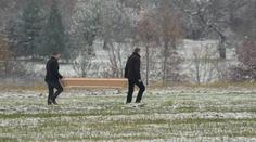 Děsivý nález pejskaře na Berounsku. Při venčení našel na poli mrtvého muže