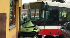 Autobus v Praze rozmáčkl auto. V nemocnici skončily i dvě děti