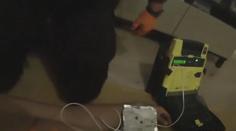 VIDEO: Muž ležel doma bez známek života, zachránili ho až policisté