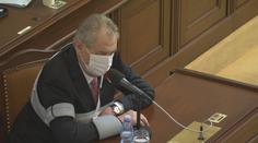 Komunisté vládu podrželi. Poslanci schválili rekordní schodek