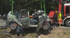 Renault náhle vjel pod náklaďák s kamením, řidič osobáku zemřel