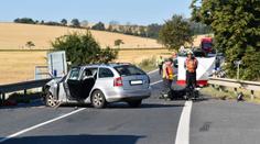 Motorkář nezvládl předjíždění, srazil se s protijedoucím autem a zemřel!