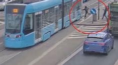 VIDEO: Chodec přebíhal na červenou a narazil do tramvaje. Ta ho málem přejela