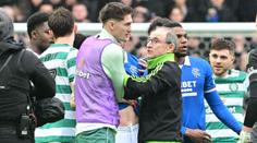 Emoce v glasgowském derby. Ve strkanici byl aktivní i Čvančara