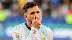 Messiho krušný večírek: Chtěli ho zbít, odešel v doprovodu ochranky