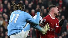 Byl Dokuův zákrok na penaltu? Liverpool se čílí, experti se neshodnou