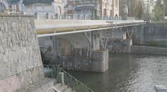 V Hradci Králové zachraňovali muže. Seděl na římse jezu a chtěl skočit
