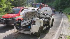 Na auto u Trutnova spadl strom. Zemřely dvě ženy a dítě, řidič je v nemocnici