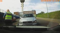 Strážníci zastavili mladíka (17) v autě, rychle se prohodil s otcem