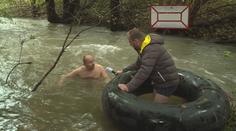 Do ledové vody Covid-19 navzdory. Muž zachraňuje kostel otužováním