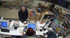 Lupič přepadl benzínku a ujel taxíkem. Dopadli ho za pár minut