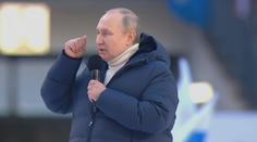 V drahém oděvu před chudnoucími. Putin s Rusy oslavil výročí anexe Krymu