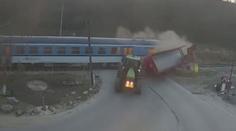 Traktor vjel na přejezd i s vlekem, smetl ho vlak. Nehodu zachytila kamera