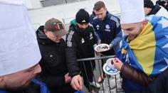 Džeko podlehl grilu u hřiště. Fanoušci jej zaskočili bosenským národním pokrmem