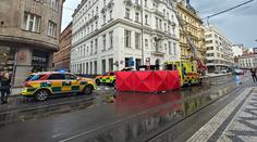 V Praze spadla římsa na chodce, na místě ho zabila