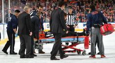 Děsivá scéna v NHL: Sudího z ledu odvezli rovnou do nemocnice!