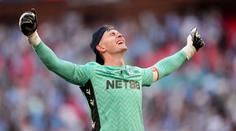 Brankář Crystal Palace hrdinou. Chytil penaltu i další šance. Měl být ale vyloučen