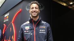 Daniel Ricciardo je zpět ve formuli 1, nahradí nováčka De Vriese