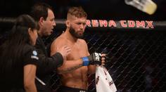 Zápas UFC nepoznal vítěze! Diváci naházeli do klece plastové lahve