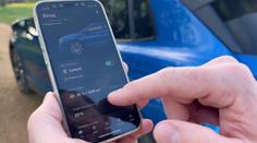 Otestovali jsme novou vychytávku Škodovky. Opravdu se dá auto zaparkovat mobilem?