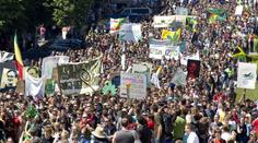 LEGALIZUJTE MARIHUANU! Prahou pochodují příznivci "trávy"