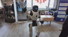 Čína otevřela nový domov důchodců. O seniory se tam starají roboti
