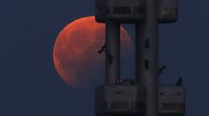 Část Měsíce zmizela v zemském stínu. Objevil se Jupiter i Saturn