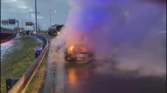 Na Pražském okruhu začalo za jízdy hořet auto. Posádka stihla utéct