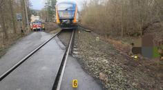 Invalida na tříkolce uvízl v kolejišti a mířil na něj vlak. Je zraněný