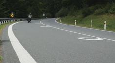 Na silnicích se objevilo nové dopravní značení. Má pomoci motorkářům