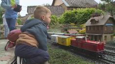 Pan Váňa si na zahradě postavil obří železnici. Stala se turistickou atrakcí