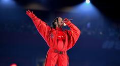 Rihanna je podruhé těhotná. S vypouklým bříškem zářila na Super Bowlu