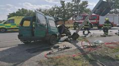 Řidič předjel auta a vjel přímo pod vlak. Teď mu hrozí vězení