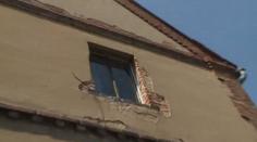Adámek (2) se těžce zranil po pádu z okna. Policie vyšetřuje matku