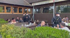 Na zahrádce popíjely desítky lidí, "párty" ukončila policie. VIDEO