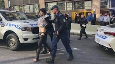 Muž v Sydney útočil na lidi nožem, jednu ženu zabil, druhou zranil