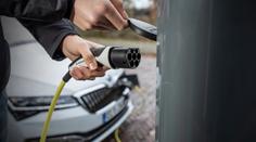Zákaz spalovacích motorů? Británie naznačuje, že může přijít dřív, než se čekalo
