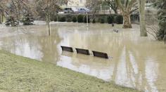V Praze prasklo potrubí, voda zaplavila park na Letné
