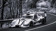 Tragédie při motorsportu. Jezdec zemřel po tvrdém nárazu, vůz začal hořet