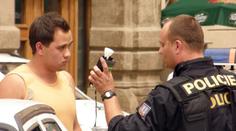 Mladík (22) nezvládl řízení a vylétl s autem ze silnice. Byl opilý