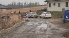 Lidé už roky čekají na příjezdovou cestu k domům. Firma se k dostavbě nemá