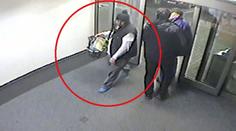 Poznáte ho? Ukradl ženě tašku s klíči, podle adresy vybílil i dům