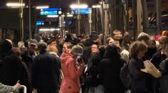Problém po protestu na Letné. Nejezdily vlaky, lidé se nemohli dostat domů