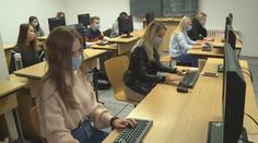 Další studenti se vrátili do lavic. Děti potřebují kontakt, tvrdí učitelé