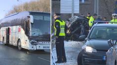 Srážku autobusu a auta v Praze jeden člověk nepřežil, další se zranili