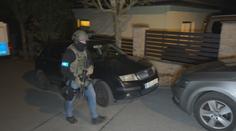 Jako z filmu. Jeden z podezřelých při razii vytáhl zbraň, policie ho zneškodnila
