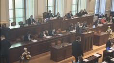 Mimořádná schůze Sněmovny opozici neprošla, vláda ji shodila ze stolu